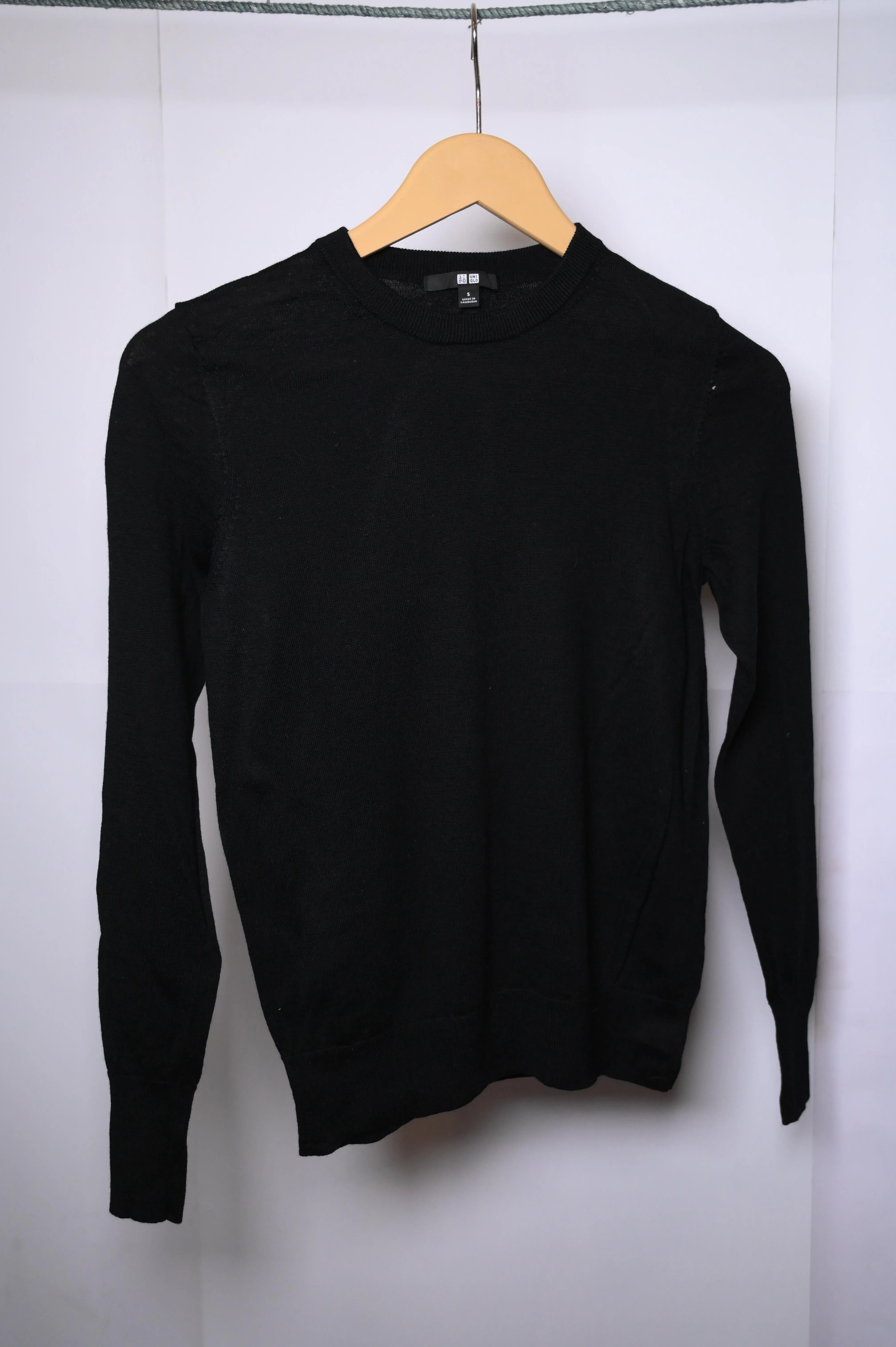 Uniqlo Small Black Sweatshirt